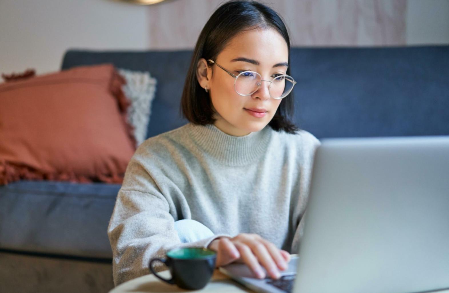 Équipe d'analystes travaillant sur des modèles financiers dans un bureau moderne